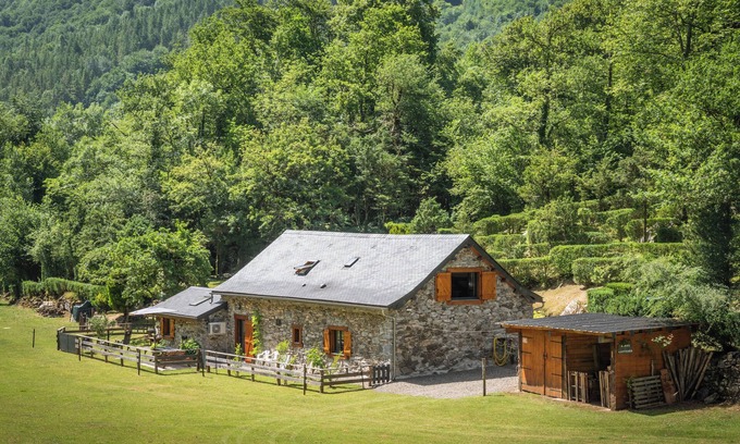 Accous House | Holiday Home 'L'authentik' with Mountain View, Private Terrace and Air Conditioning