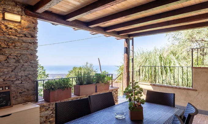 Strettoia House | Holiday Home 'La Casa Di Kati' with Sea View, Wi-Fi and Air Conditioning