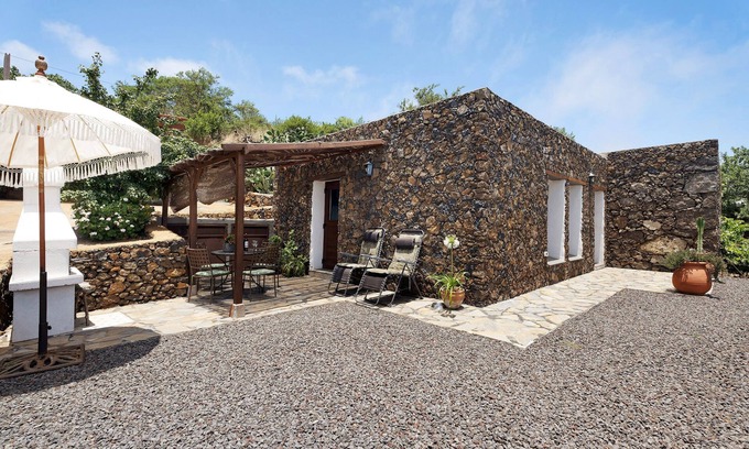 Isora House | Holiday Home 'La Casa De Abajo' with Sea View, Private Terrace and Private Garden
