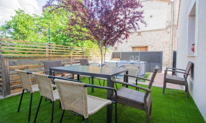 Cerezo de Abajo House | Holiday Home 'La Casa Del Maestro' with Mountain Views, Private Pool and Wi-Fi
