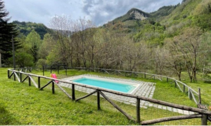 Gallicano House | Holiday Home "La Grotta" with Mountain View, Shared Pool & Wi-Fi