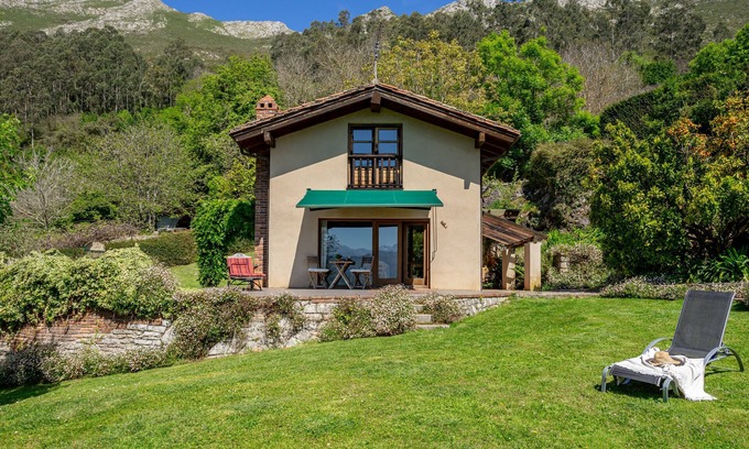 Cueli House | Holiday Home 'La Llosa Del Valle' with Mountain View, Private Terrace and Private Garden