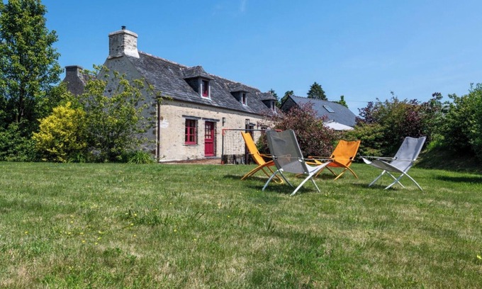 Commana House | Holiday Home 'La Longère - Piscine - Spa - Jardin' with Shared Pool, Private Terrace and Wi-Fi