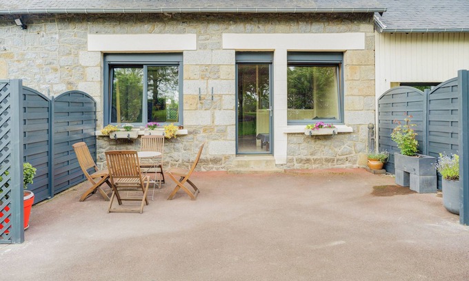 Javene House | Holiday Home 'La Maison De La Rebergère' with Shared Terrace, Shared Garden and Wi-Fi