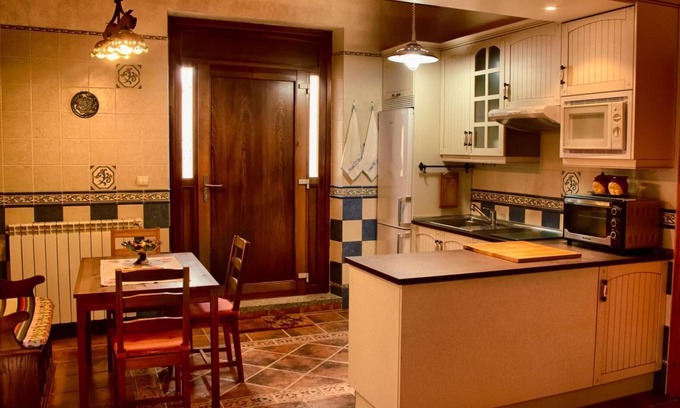 Morcuera House | Holiday Home 'La Plazuela' with Mountain View, Shared Garden and Wi-Fi