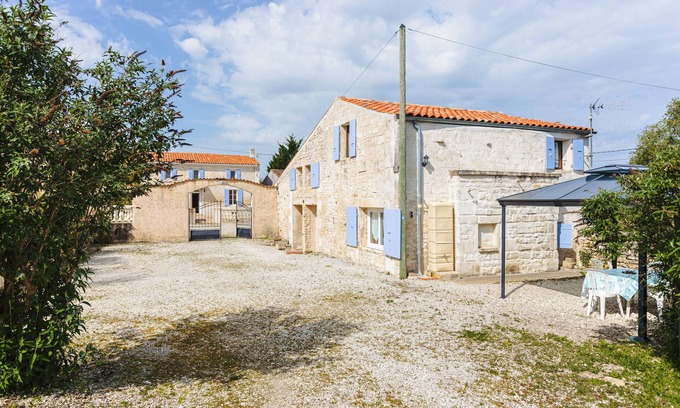 Romegoux House | Holiday Home 'La Rétaise' with Private Terrace and Private Garden