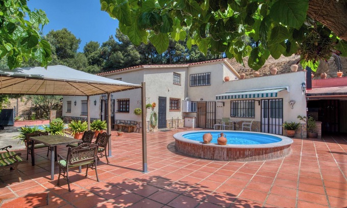 Pineda de Mar House | Holiday Home 'La Vinya Pineda de Mar' with Pool & Wi-Fi