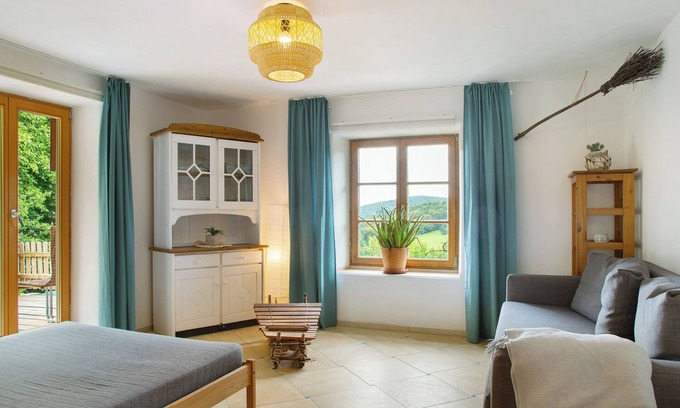 Schoellnach Apartment | Holiday Home 'Landhaus Am Eselhof Daxstein' with Mountain View and Wi-Fi