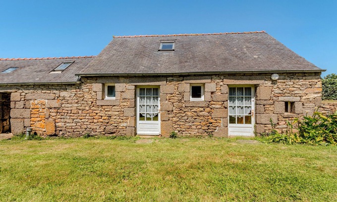 Porspoder House | Holiday Home 'Le Gîte Rose 4' with Private Terrace and Shared Garden