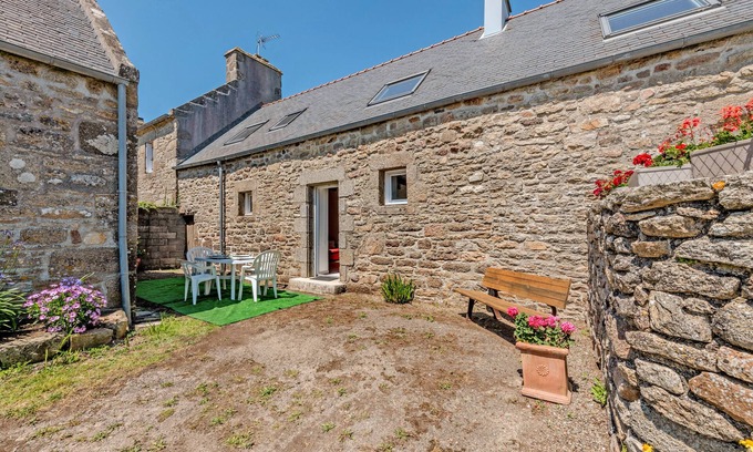 Porspoder House | Holiday Home 'Le Gîte Bleu 2' with Private Terrace and Shared Garden