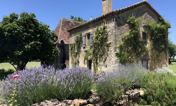 Sainte Croix de Beaumont House | Holiday Home 'Le Mazet' with Private Terrace, Private Garden and Wi-Fi