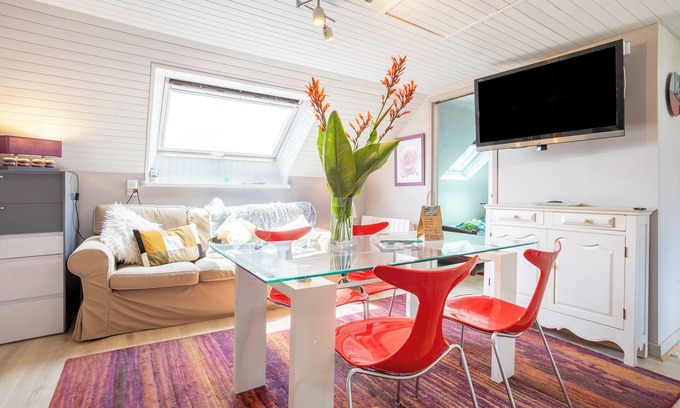 Kerlaz House | Holiday Home 'Les Géraniums À 800m Plage' with Private Terrace, Shared Garden and Wi-Fi