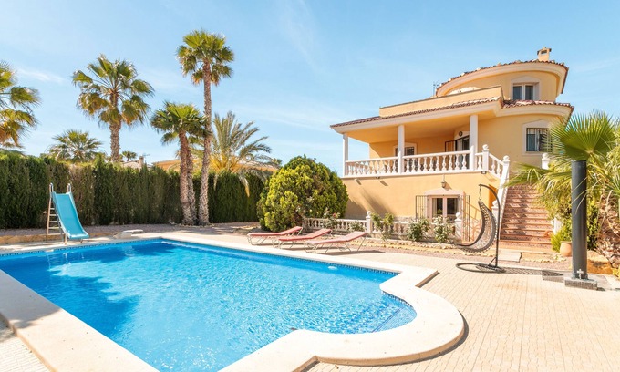 Mutxamel House | Holiday Home 'Limonita' with Private Pool, Wi-Fi and Air Conditioning