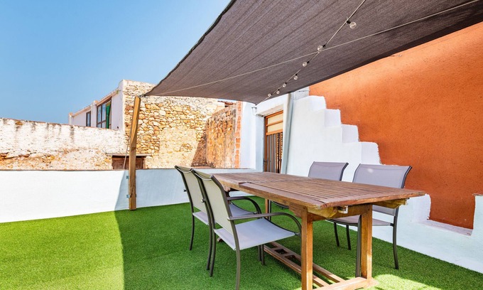 Traiguera House | Holiday Home 'Linda' with Private Terrace, Balcony and Wi-Fi