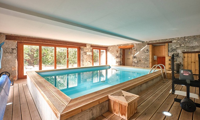 Noyarey House | Holiday Home 'Maison' with Mountain View, Shared Terrace and Wi-Fi