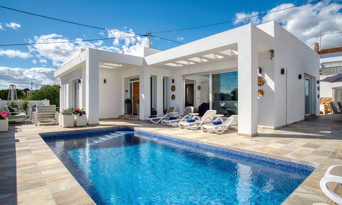 Urbanitzacio la Fustera House | Holiday Home 'Marina Luah' with Private Pool, Wi-Fi and Air Conditioning