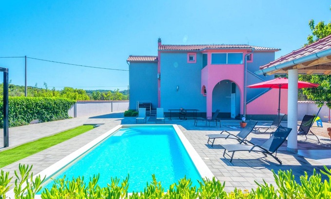 Pirovac House | Holiday Home Marinela - Four Bedroom Holiday Home with Swimming Pool