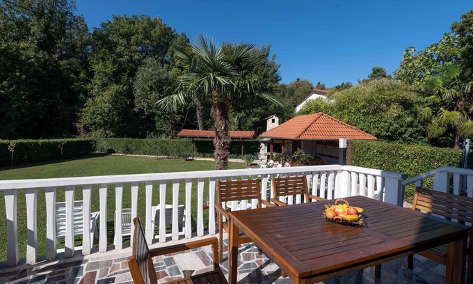 Opric House | Holiday home mit Klimaanlage und Garten