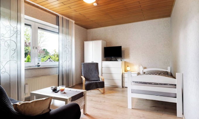 Schwanewede House | Holiday Home 'Monteurwohnung' with Private Terrace and Wi-Fi