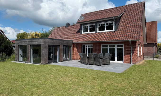 Neuenburg House | Holiday Home 'Neeborg' with Private Terrace, Private Garden and Wi-Fi