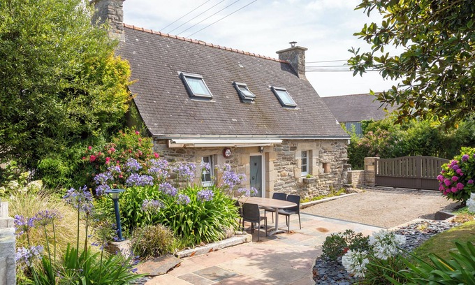 Kerlaz House | Holiday Home 'Penty À 800m De La Plage' with Private Terrace, Shared Garden and Wi-Fi