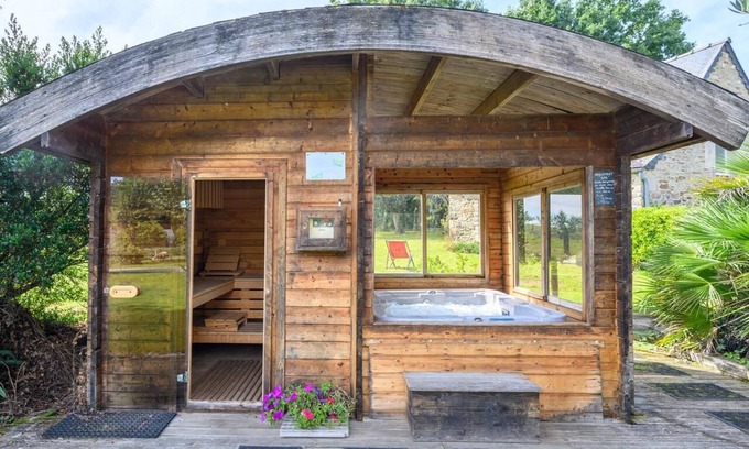 Cleguerec House | Holiday Home 'Petite Maison Dans La Prairie' with Private Terrace and Private Garden