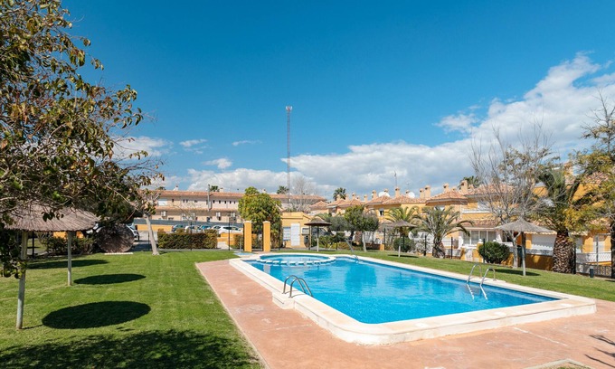 Los Arenales del Sol House | Holiday Home 'Playa Carabassi' with Shared Pool, Private Terrace and Wi-Fi
