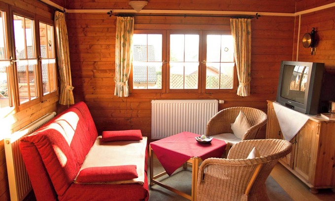 Glosingen House | Holiday Home 'Pöttgen' with Shared Terrace, Private Garden and Wi-Fi