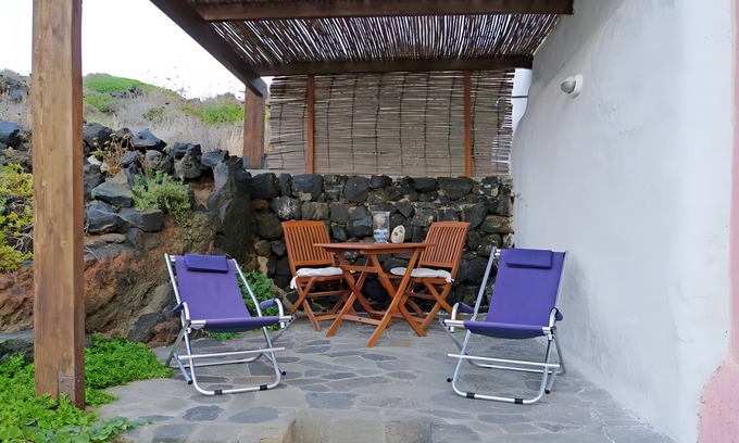 Tracino House | Holiday Home 'Terra E Mare' with Sea View, Shared Terrace and Air Conditioning