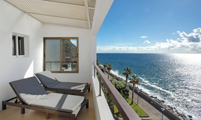 Jardim do Mar House | Holiday Home 'The Yellow House' with Sea View, Balcony and Wi-Fi