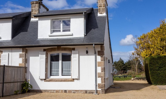 Pleumeur-Bodou House | Holiday Home 'Ti Ma Zud Bihan' with Private Terrace, Shared Garden and Wi-Fi