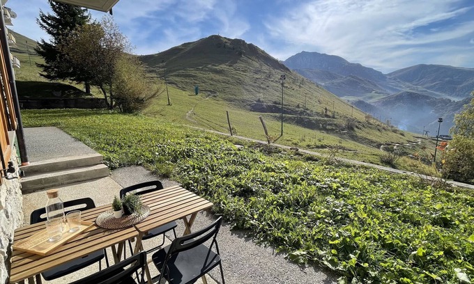 Frabosa Sottana House | Holiday Home 'Tramonto Sulla Pista A Prato Nevoso' with Mountain View and Private Garden