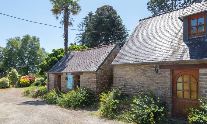 Rosporden House | Holiday Home 'Ty Bihan' with Private Terrace and Private Garden