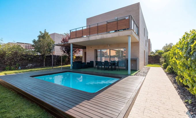 Cambrils House | Holiday Home 'Vidalet Solo Familias' with Private Pool, Wi-Fi and Air Conditioning