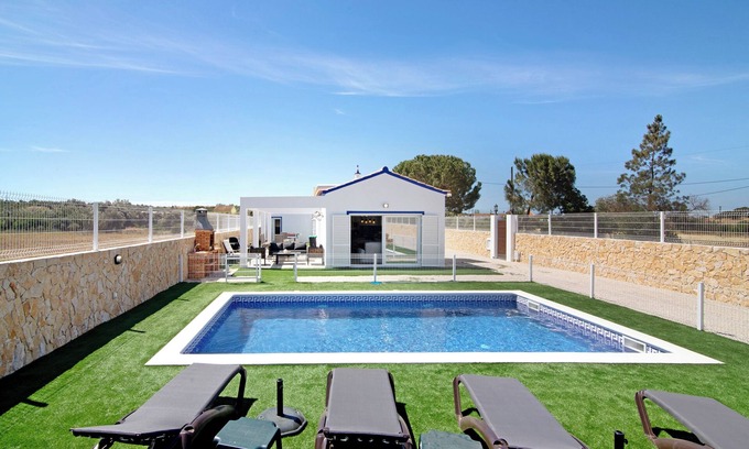 Silves House | Holiday Home 'Villa Flora' with Mountain View, Wi-Fi and Air Conditioning