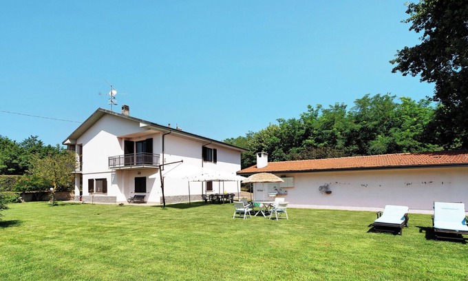 Angera House | Holiday Home 'Villa Fox' with Shared Garden, Balcony and Wi-Fi