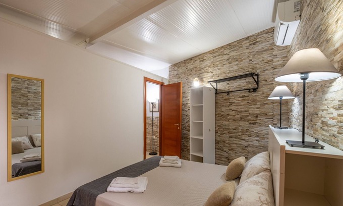Sant'Isidoro House | Holiday Home 'Villa Gaudì - Batllò' with Private Terrace, Wi-Fi and Air Conditioning