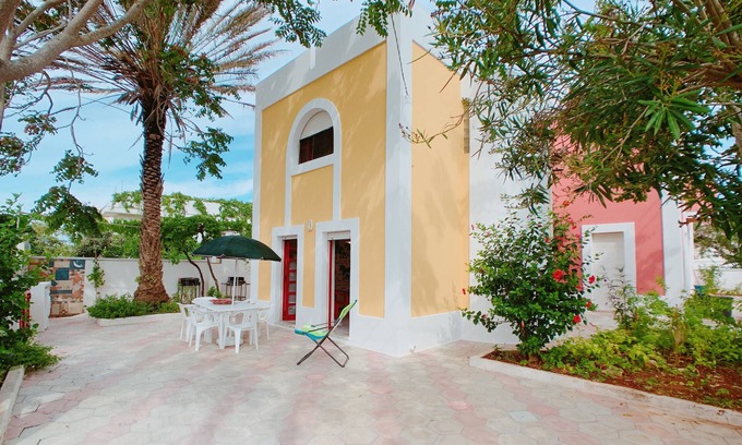 Posto Vecchio House | Holiday Home 'Villa Umberto' with Sea View, Shared Garden and Air Conditioning
