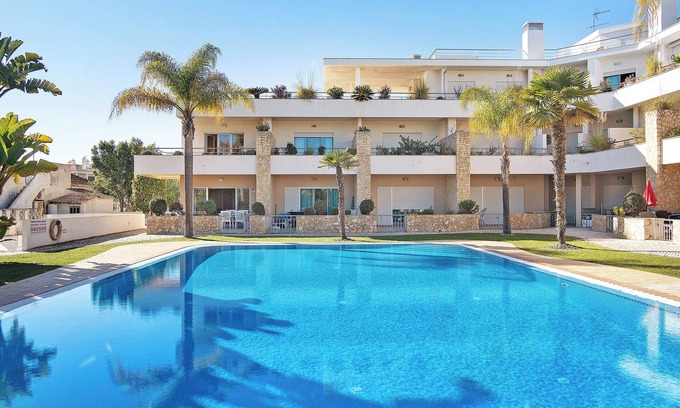 Olhos D'Agua House | Holiday Home 'White Dove' with Shared Pool, Wi-Fi and Air Conditioning