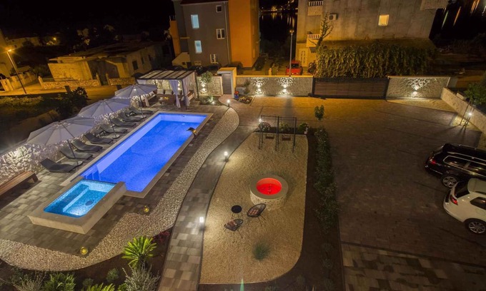 Grebastica House | Holiday home with 3 apartments for 5 to 15 people