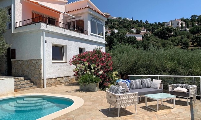 El Mas Fumats House | Holiday home with private pool and sea views - near Aquabrava