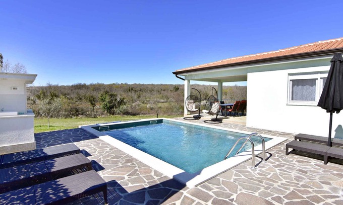 Radini House | Holiday home with outdoor swimming pool