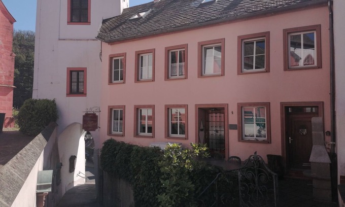 Neuerburg House | Holiday Home 'Zum Burgfried' with Wi-Fi