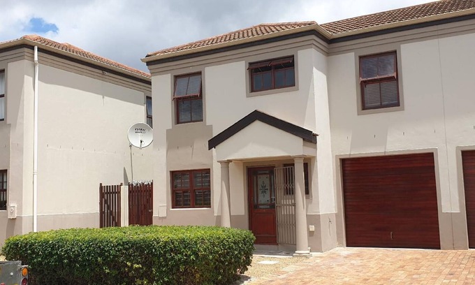 Tokai House | Holiday house Cape Town for 2 - 7 persons with 3 bedrooms - Twin house
