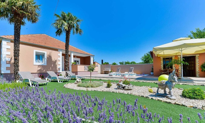 Benkovac House | Holiday House Meri with pool