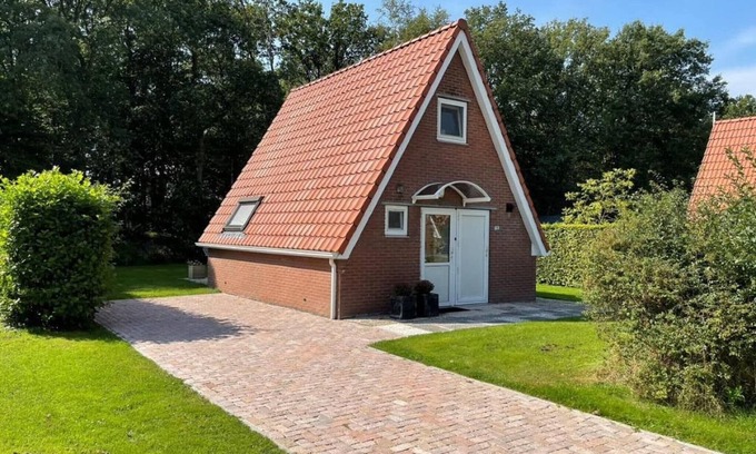 Sint Nicolaasga House | Holiday House in Friesland with Garden