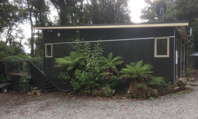 Moana House | Holiday house on 1 acre of native bush a few minutes walk to lake Brunner