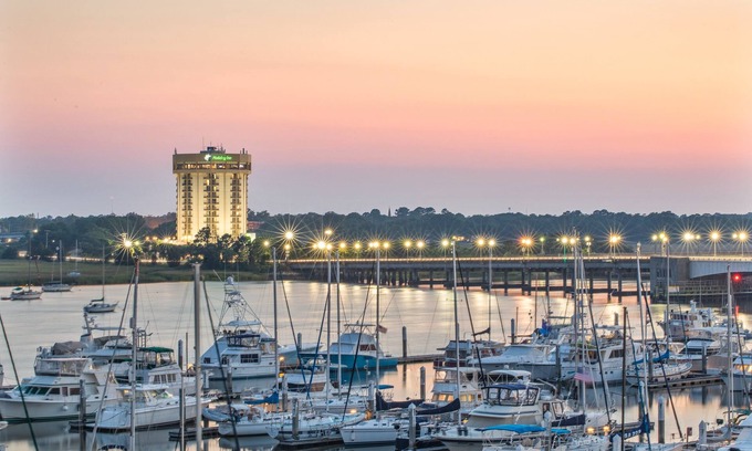 Charleston Hotel | Holiday Inn Charleston Riverview by IHG
