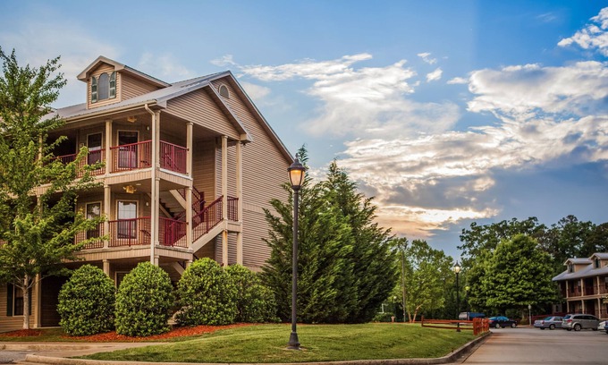 Clarkesville Hotel | Holiday Inn Club Vacations Apple Mountain Resort at Clarkesville by IHG