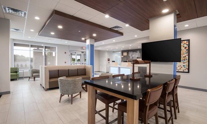 Hoffman Estates Hotel | Holiday Inn Express & Suites Chicago - Hoffman Estates by IHG